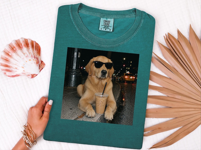 Maglietta con Golden Retriever, regalo per amanti dei cani, cane che beve caffè, regalo per la mamma di un Golden Retriever, maglietta con cane e caffè freddo immagine 1