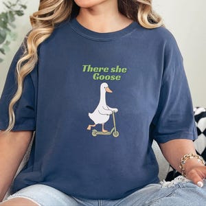 Comfort Colors Silly Goose Tee, There She Goose Funny Birdwatcher Shirt, Sarcastic Cottagecore Animal Lover Outfit, Aunt Goose imagen 9