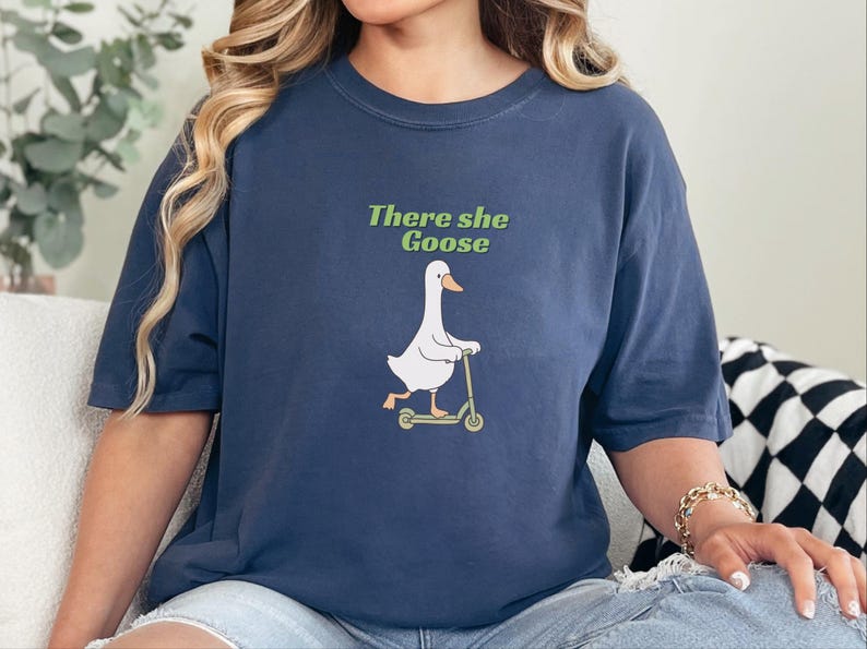 Comfort Colors Silly Goose Tee, There She Goose Funny Birdwatcher Shirt, Sarcastic Cottagecore Animal Lover Outfit, Aunt Goose imagen 9