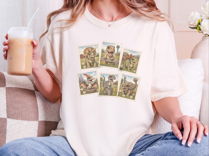 Maglietta vintage con francobolli di dinosauri, maglietta retrò con francobolli, regalo per amanti dei dinosauri, maglietta con animali preistorici, regalo a tema storia naturale immagine 8
