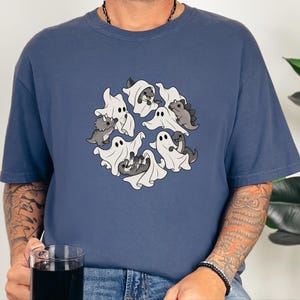 Camiseta infantil de dinosaurios, fantasma jugando con dinosaurios, linda camiseta de Halloween, regalo prehistórico, camiseta para amantes de los dinosaurios, camiseta para fiestas espeluznantes imagen 3