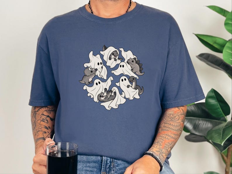 Camiseta infantil de dinosaurios, fantasma jugando con dinosaurios, linda camiseta de Halloween, regalo prehistórico, camiseta para amantes de los dinosaurios, camiseta para fiestas espeluznantes imagen 3