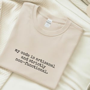 Camiseta de programador / Camiseta con humor sobre programación: Mi código es artesanal y estrictamente no funcional. imagen 3