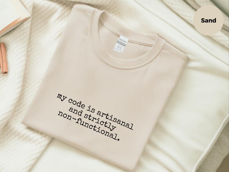 Camiseta de programador / Camiseta con humor sobre programación: Mi código es artesanal y estrictamente no funcional. imagen 3