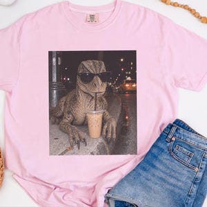 Camiseta de café helado con dinosaurios, regalo divertido para amantes de los dinosaurios, camiseta para amantes de los reptiles, regalo para adictos al café. imagen 4