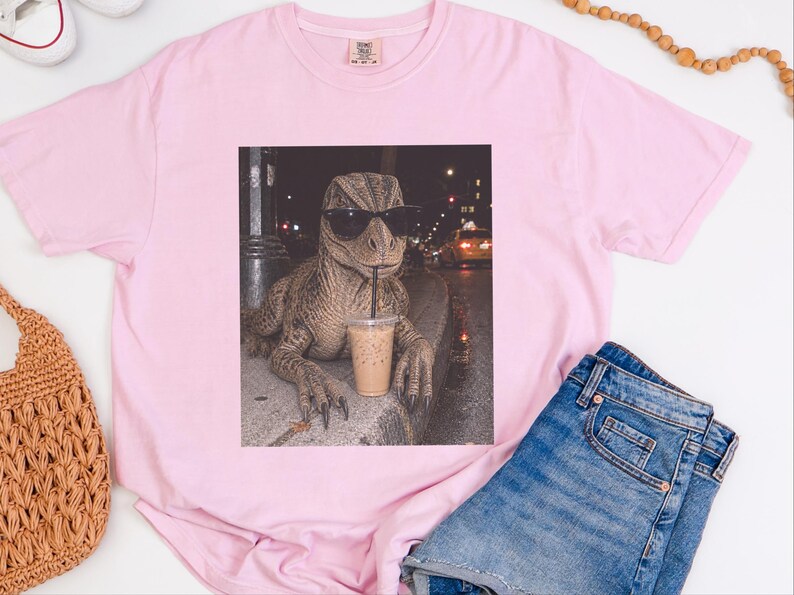 Camiseta de café helado con dinosaurios, regalo divertido para amantes de los dinosaurios, camiseta para amantes de los reptiles, regalo para adictos al café. imagen 4