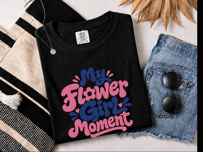 Comfort Colors Blumenmädchen-Shirt | Mein Blumenmädchen-Moment-T-Shirt, personalisiertes Hochzeits-Brautjungfern-Shirt für Hochzeit, Feier im Ausland, Probe Bild 1