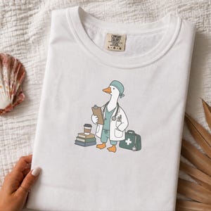 Camiseta Medical Goose, regalo para médicos, camiseta divertida para enfermeras, regalo para estudiantes de medicina, camiseta para trabajadores de la salud, regalo de graduación para médicos imagen 10