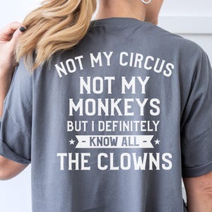 Magliette buffe da donna, Non è il mio circo, non sono le mie scimmie, ma conosco sicuramente tutti i clown, maglietta con frase divertente, regalo umoristico per adulti, umorismo da ufficio immagine 4