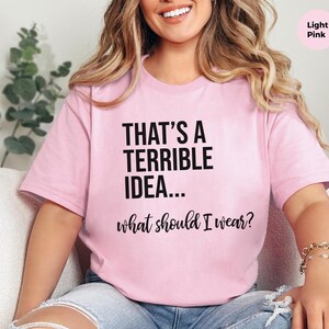 Verrücktes Meme-T-Shirt: „Das ist eine schreckliche Idee … Was soll ich anziehen?“, Lustiges, sarkastisches Zitat-Shirt für Frauen, Chaotisch-guter Humor für Erwachsene (Grafik) Bild 2