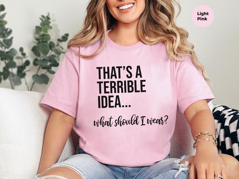 Verrücktes Meme-T-Shirt: „Das ist eine schreckliche Idee … Was soll ich anziehen?“, Lustiges, sarkastisches Zitat-Shirt für Frauen, Chaotisch-guter Humor für Erwachsene (Grafik) Bild 2