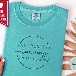 Sarcastic Quote Shirt, Funny Saying Tee, Currently Running On Zero Damns Sweatshirt, Introvert Humor Gift, Sarcastic Pullover Bild 7