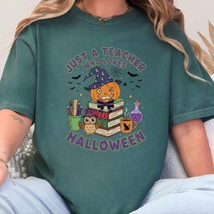 Comfort Colors Spooky Teacher Shirt, Just A Teacher Who Loves Halloween Tee, Elementary Reading Specialist Outfit, Spooky Teacher Tee Bild 5
