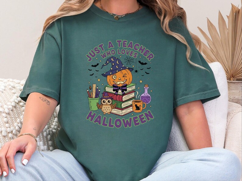 Comfort Colors Spooky Teacher Shirt, Just A Teacher Who Loves Halloween Tee, Elementary Reading Specialist Outfit, Spooky Teacher Tee Bild 5