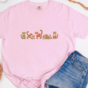 Camiseta navideña de leopardo, camiseta navideña de animales, regalo para amantes del guepardo, top navideño de leopardo imagen 2