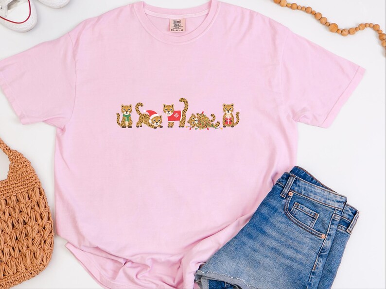 Camiseta navideña de leopardo, camiseta navideña de animales, regalo para amantes del guepardo, top navideño de leopardo imagen 2