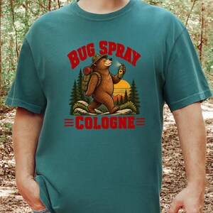 Camiseta divertida para senderismo, camiseta de naturaleza al aire libre, idea de regalo para campistas, camiseta con repelente de insectos, camiseta de senderismo con osos, regalo de humor para excursionistas, camiseta para amantes del senderismo imagen 5
