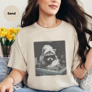 Waschbär Shirt | Waschbär in einem Spa, entspannendes Tiergrafik-T-Shirt Bild 4