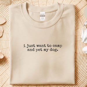 Camiseta divertida para amantes del camping y los perros, Solo quiero acampar y acariciar a mi perro, Camiseta de aventura al aire libre para campistas felices, Regalo para senderismo con perros imagen 5