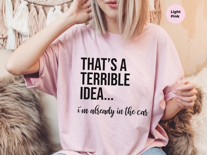 Witziges virales Top: „Das ist eine schreckliche Idee … ich sitze schon im Auto“ – Sarkastisches Damen-T-Shirt, Reise-Shirt, Abenteuerurlaubs-Shirt Bild 3