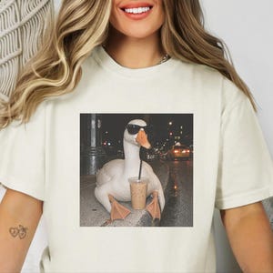 Maglietta con motivo oca e caffè, regalo per amanti delle oche, maglietta con meme di un'oca buffa, regalo per amanti del caffè freddo, regalo divertente con animali immagine 4