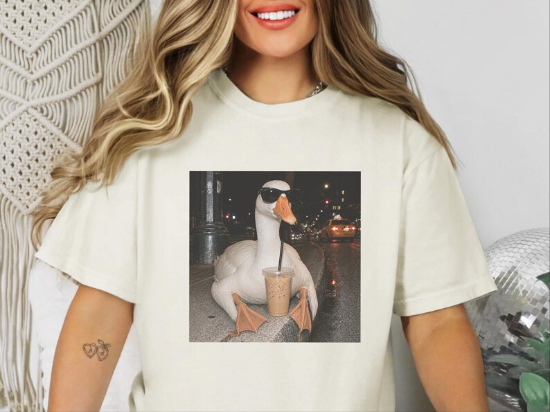 Maglietta con motivo oca e caffè, regalo per amanti delle oche, maglietta con meme di un'oca buffa, regalo per amanti del caffè freddo, regalo divertente con animali immagine 4