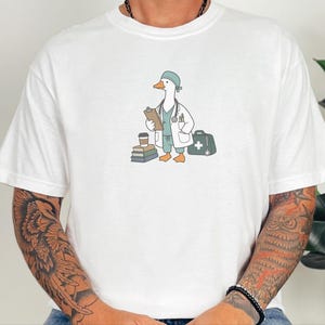 Camiseta Medical Goose, regalo para médicos, camiseta divertida para enfermeras, regalo para estudiantes de medicina, camiseta para trabajadores de la salud, regalo de graduación para médicos imagen 6