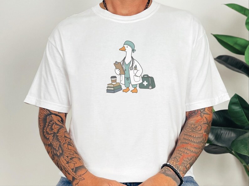 Camiseta Medical Goose, regalo para médicos, camiseta divertida para enfermeras, regalo para estudiantes de medicina, camiseta para trabajadores de la salud, regalo de graduación para médicos imagen 6