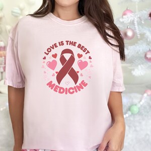 Comfort Colors T-Shirt zur Unterstützung von Familien mit Blutkrebs, „Liebe ist die beste Medizin“-T-Shirt, Oberteil zur Unterstützung von Chemotherapie-Pflegepersonen, T-Shirt für Familien mit Krebs Bild 10