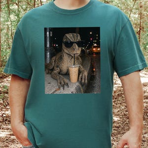 Camiseta de café helado con dinosaurios, regalo divertido para amantes de los dinosaurios, camiseta para amantes de los reptiles, regalo para adictos al café. imagen 9