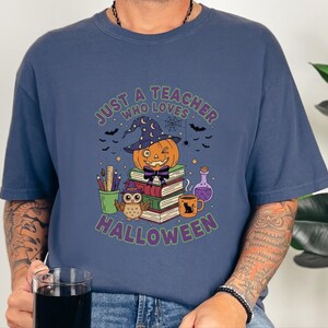 Comfort Colors Spooky Teacher Shirt, Just A Teacher Who Loves Halloween Tee, Elementary Reading Specialist Outfit, Spooky Teacher Tee Bild 7