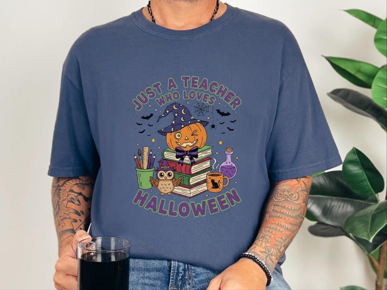 Comfort Colors Spooky Teacher Shirt, Just A Teacher Who Loves Halloween Tee, Elementary Reading Specialist Outfit, Spooky Teacher Tee Bild 7