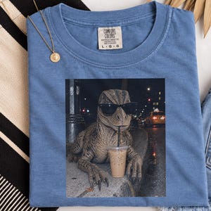 Camiseta de café helado con dinosaurios, regalo divertido para amantes de los dinosaurios, camiseta para amantes de los reptiles, regalo para adictos al café. imagen 8
