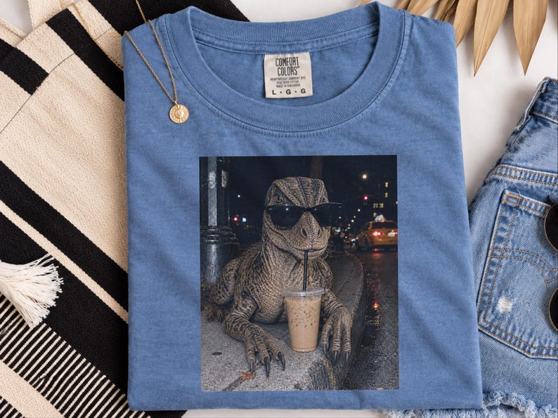 Camiseta de café helado con dinosaurios, regalo divertido para amantes de los dinosaurios, camiseta para amantes de los reptiles, regalo para adictos al café. imagen 8