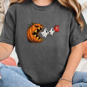 Camiseta de Pac-Man, regalo para gamers de Halloween, camiseta retro de arcade, camiseta de temporada espeluznante, camiseta de Pac-Man calabaza, top para fiesta de Halloween, regalo para gamers imagen 1