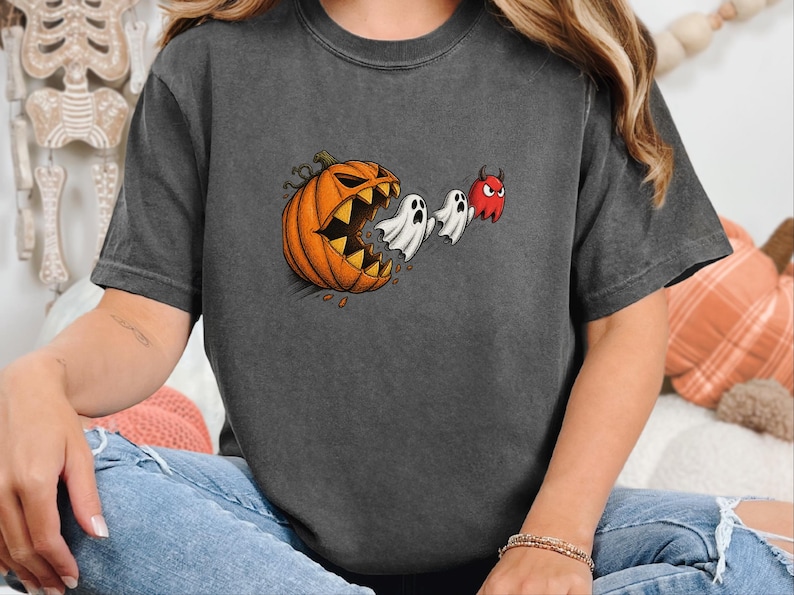 Camiseta de Pac-Man, regalo para gamers de Halloween, camiseta retro de arcade, camiseta de temporada espeluznante, camiseta de Pac-Man calabaza, top para fiesta de Halloween, regalo para gamers imagen 1
