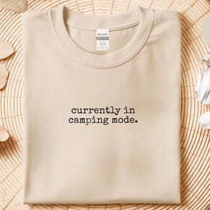 Grappig kampeershirt, T-shirt met de tekst "Currently In Camping Mode", voor liefhebbers van nationale parken, outdooravonturen, camper-trui, vrolijke kampeerders op roadtrip. afbeelding 6