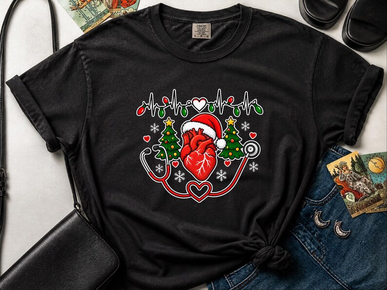 Christmas Nurse Shirt, Cardiac Nurse Christmas Gift, Cardiology Nurse Tee, Heart Anatomy Shirt, Telemetry Tech Shirt, Festive Nurse Top imagen 1