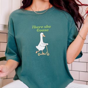 Comfort Colors Silly Goose Tee, There She Goose Funny Birdwatcher Shirt, Sarcastic Cottagecore Animal Lover Outfit, Aunt Goose imagen 3