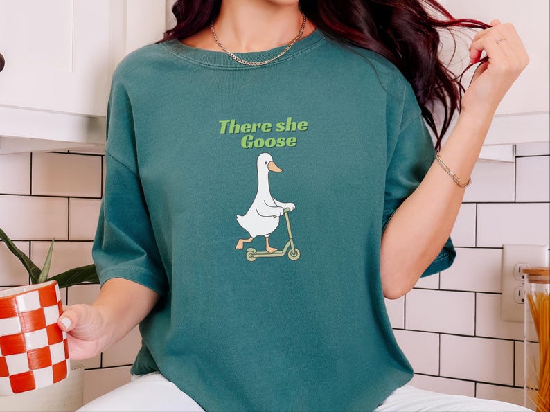 Comfort Colors Silly Goose Tee, There She Goose Funny Birdwatcher Shirt, Sarcastic Cottagecore Animal Lover Outfit, Aunt Goose imagen 3