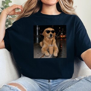 Maglietta con Golden Retriever, regalo per amanti dei cani, cane che beve caffè, regalo per la mamma di un Golden Retriever, maglietta con cane e caffè freddo immagine 10