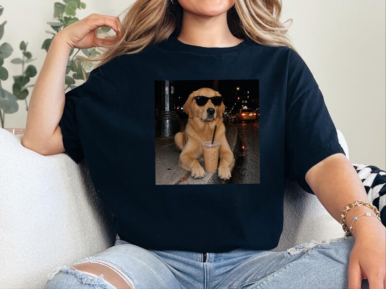 Maglietta con Golden Retriever, regalo per amanti dei cani, cane che beve caffè, regalo per la mamma di un Golden Retriever, maglietta con cane e caffè freddo immagine 10