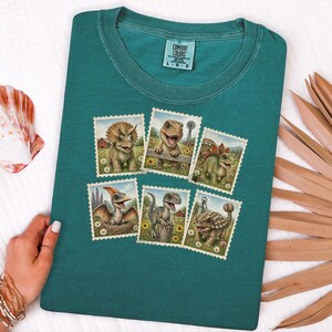 Maglietta vintage con francobolli di dinosauri, maglietta retrò con francobolli, regalo per amanti dei dinosauri, maglietta con animali preistorici, regalo a tema storia naturale immagine 10