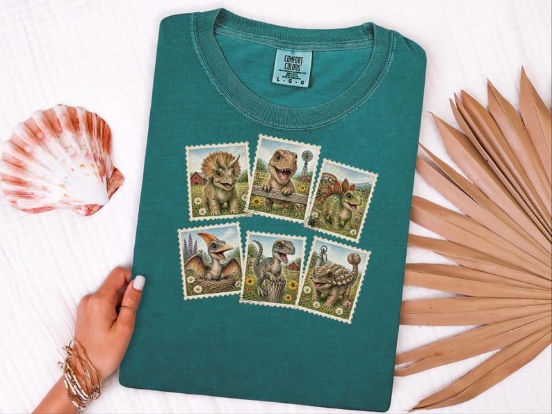 Maglietta vintage con francobolli di dinosauri, maglietta retrò con francobolli, regalo per amanti dei dinosauri, maglietta con animali preistorici, regalo a tema storia naturale immagine 10