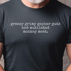 Beschamende grap in een doos, met vieze, smerige ingewanden van een grondeekhoorn en verminkt apenvlees, een shirt met zwarte humor, een sarcastisch T-shirt, een grappig cadeau uit de jaren 90. afbeelding 2