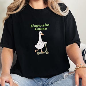 Comfort Colors Silly Goose Tee, There She Goose Funny Birdwatcher Shirt, Sarcastic Cottagecore Animal Lover Outfit, Aunt Goose imagen 6
