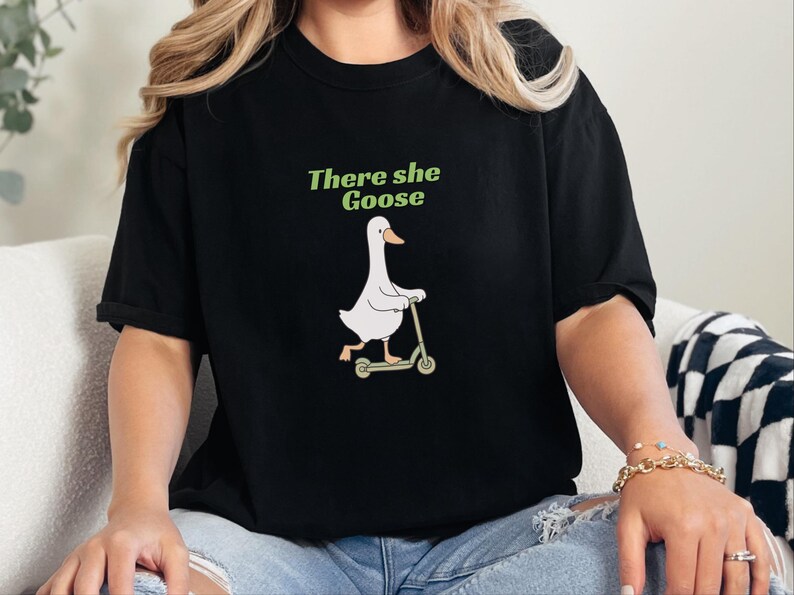 Comfort Colors Silly Goose Tee, There She Goose Funny Birdwatcher Shirt, Sarcastic Cottagecore Animal Lover Outfit, Aunt Goose imagen 6