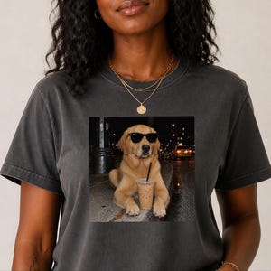 Maglietta con Golden Retriever, regalo per amanti dei cani, cane che beve caffè, regalo per la mamma di un Golden Retriever, maglietta con cane e caffè freddo immagine 8