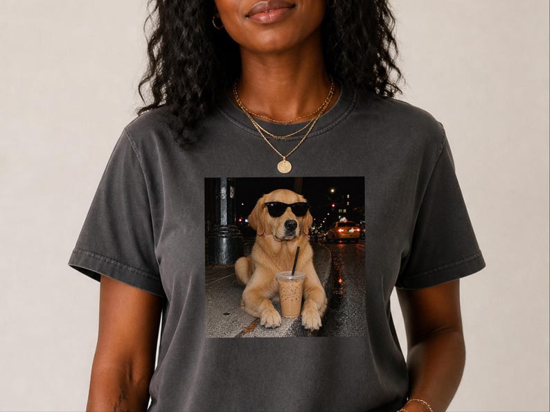 Maglietta con Golden Retriever, regalo per amanti dei cani, cane che beve caffè, regalo per la mamma di un Golden Retriever, maglietta con cane e caffè freddo immagine 8