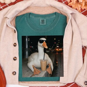 Maglietta con motivo oca e caffè, regalo per amanti delle oche, maglietta con meme di un'oca buffa, regalo per amanti del caffè freddo, regalo divertente con animali immagine 5
